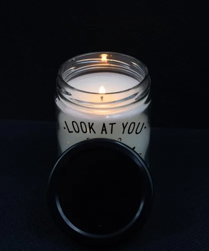 Miniatura 6 de Vela con texto en inglés «Look at You Becoming Parents» Ideas para baby shower para mamá y papá por primera vez que esperan madre y padre, recuerdo