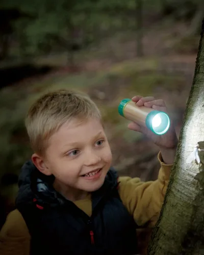 Miniatura 7 de Hape Linterna de mano con funda, hecha de bambú, diversión de la naturaleza, juguetes al aire libre