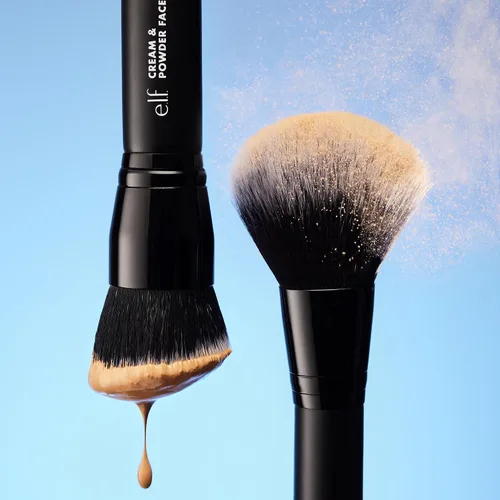 Miniatura 3 de e.l.f. Brocha de Doble Punta para Crema + Polvo, Brocha de Maquillaje Dos en Uno Para Crear una Tez Hermosa con Aspecto Aerografiado, Vegana y Libre
