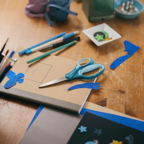 Miniatura 9 de Fiskars SoftGrip Tijeras con purpurina para estudiantes de 7 pulgadas para niños mayores de 12 años, tijeras para la escuela o manualidades, Brillo
