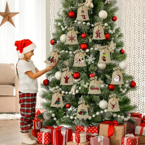 Miniatura 4 de BORAMDO Bolsas de Envolver Regalos de Arpillera de Navidad con Cordones 24 Piezas, Bolsas de Dulces de Lino a Cuadros Buffalo de Navidad