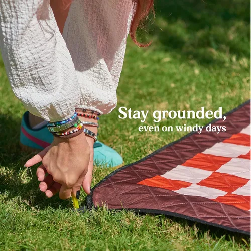 Miniatura 6 de Cozy Club Manta de picnic impermeable – Alfombra plegable para exteriores de 60 x 70 pulgadas con estacas, bolsillo y correa para el hombro Manta