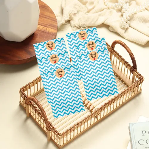 Miniatura 7 de Novel Box - Paquete de 100 bolsas planas de mercancía con estampado de cheurón azul de 4 x 6 pulgadas, elegante bolsa para regalos de cumpleaños