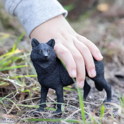 Miniatura 2 de Safari Ltd. Figura de lobo negro, figura realista de 5.3 pulgadas, juguete educativo para niños, niñas y niños a partir de 1 año