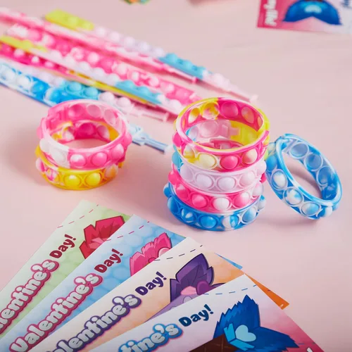 Miniatura 8 de JOYIN Paquete de 28 tarjetas de regalo para el día de San Valentín con pulsera Pop Fidget, juguete para ansiedad de burbujas para reventar, pulsera