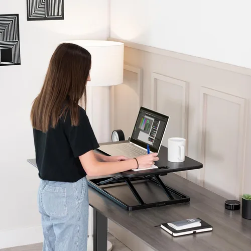 Miniatura 5 de VIVO Desk-V001J - Elevador de escritorio de pie ajustable en altura superior, ultra delgado, convertidor de escritorio compacto para monitor o Negro