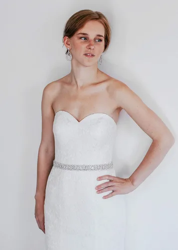 Miniatura 2 de Cinturón artesanal brillante con diamantes de imitación marca Remedios para mujer. Ideal para usar en fiestas de bodas, bailes de graduación, etc.