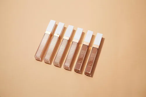 Miniatura 5 de FLOWER BEAUTY By Drew Barrymore Light Illusion Corrector de cobertura completa, difusa ojeras oscuras debajo de los ojos + imperfecciones borrosas