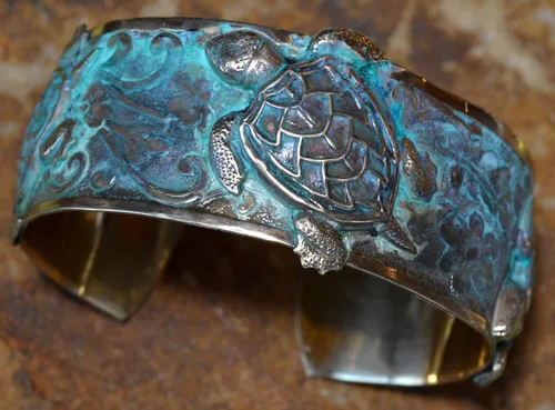 Miniatura 8 de Pulsera de tobillo de tortuga marina clásica de colección de Elaine Coyne con puño de pátina