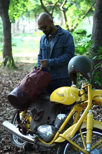 Miniatura 30 de Bolsa de lona para motocicleta de cuero genuino de grano completo resistente de inspiración militar Alforja Bolsa de fin de semana Con correas