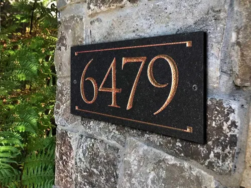 Miniatura 4 de Placa de dirección de piedra con números grabados. Letrero de dirección hecho de piedra sólida y real.