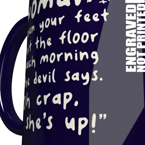 Miniatura 2 de NM NEXTMUG Taza de cerámica grabada azul cobalto y rosa - Be the Kind of Woman that the Devil Says... - Taza de café gruñona para mujer