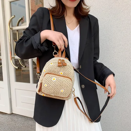 Miniatura 3 de OWGSEE Mochila de paja de ganchillo tejida a mano de moda de verano para mujer, Caqui