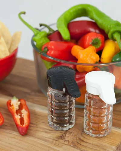 Miniatura 3 de Shake-It-Free Salero y pimentero a prueba de humedad de Tumbler Home. Exclusivas tapas con resorte de color blanco y negro, a prueba de atascos