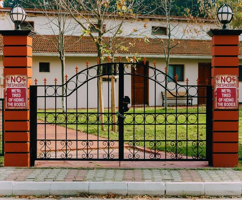 Miniatura 4 de Letreros metálicos de Halloween No Trespassing We're Tired of Hiding the Bodies Letrero de metal retro a la moda chic divertido letrero de metal