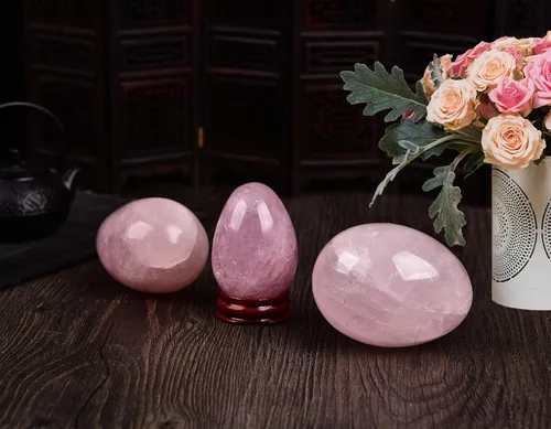 Miniatura 8 de AMOYSTONE Huevo de cristal de cuarzo rosa natural con base para decoración del hogar, curación y uso de reiki, tamaño pequeño de 2 a 2.3 pulgadas