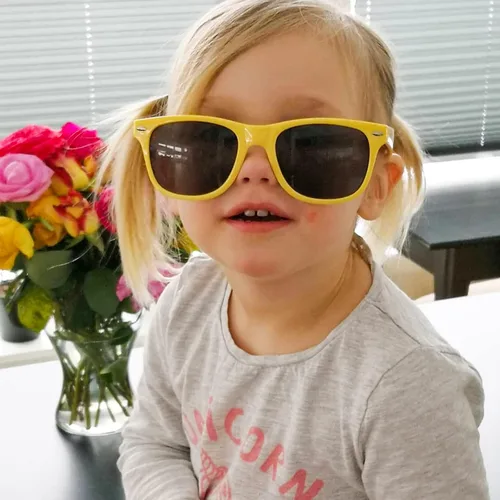 Miniatura 3 de SUNOVELTIES Paquete de 12 lentes de sol retro neón para niños, lentes clásicos de corazón a granel, regalos de fiesta para niños y niñas, disfraz al