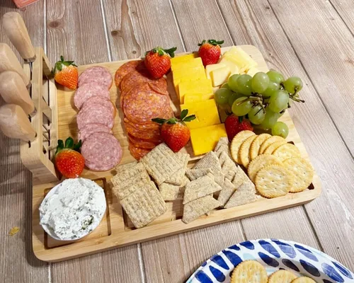 Miniatura 7 de Tabla de queso de bambú, bandeja de queso con 4 cubiertos de acero inoxidable, tabla de charcutería y plato de carne para servir, plato de queso