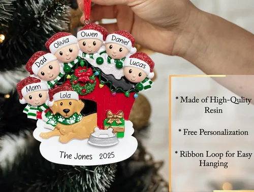 Miniatura 3 de Adorno de Navidad personalizado para familia de 6 con perro 2026 Padres, niños y cachorros con caseta para perros, decoración personalizada