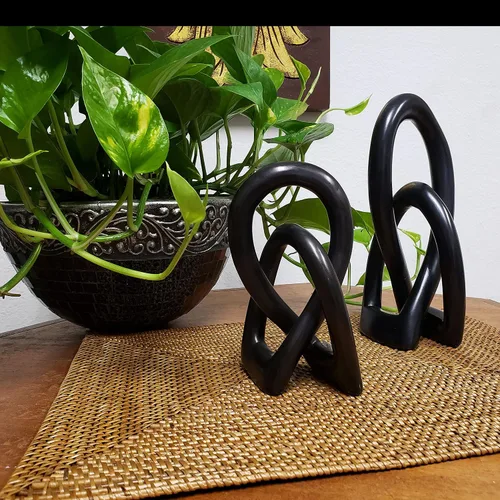 Miniatura 3 de Escultura de nudo de amor entrelazado en bucle continuo, decoración moderna y contemporánea, hecha a mano, esteatita artesanal de Kenia, manos Negro