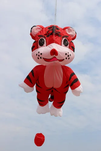 Miniatura 7 de Fullfar - Cometa inflable grande de tigre 3D para adultos, software de tela de nailon. 8.2 ft de largo, buena cometa para principiantes para Naranja