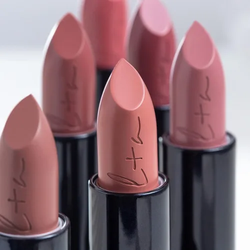 Miniatura 6 de Lune+Aster Lápiz labial PowerLips: formulado con aceite nutritivo de jojoba, vitamina E y aceite de semilla de girasol, la textura cremosa y ligera