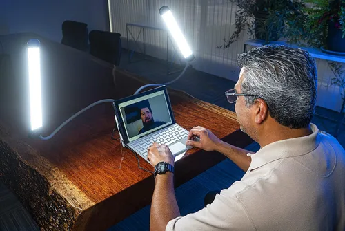 Miniatura 7 de Fotodiox Selfie Starlite Stix TT - Kit de monitor de luz de mesa de 125 Vlog - Luces LED bicolor regulables con brazos de 49.2 in