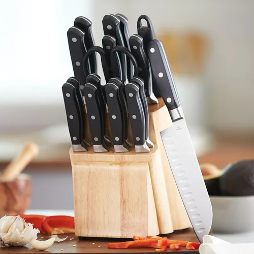 Miniatura 3 de Amazon Basics Juego de 18 piezas de cuchillos de acero inoxidable con alto contenido de carbono premium con bloque de cuchillos de madera de pino