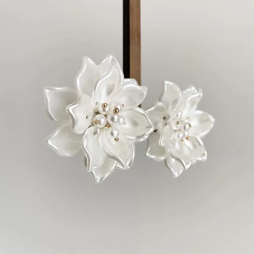 Miniatura 8 de Aretes colgantes únicos hechos a mano con pétalos de flores de resina grandes bohemios con brote de estambre de cristal brillante para mujeres y mamá