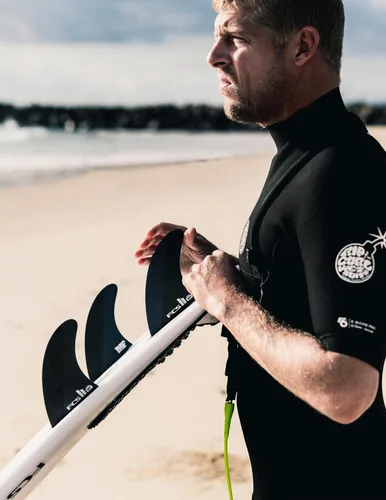 Miniatura 3 de FCS II Mick Fanning Neo Carbon - Tres aletas grandes de carbono, color negro y carbón, diseñadas para potencia, velocidad y respuesta rápida, ideal