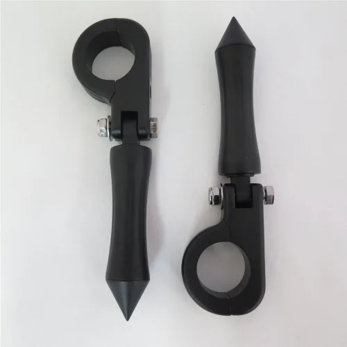 HK MOTO - Reposapiés negro con kit de montaje P-Clamp se adapta a protectores delanteros del motor de 1.5 pulgadas de diámetro para H-D Sportster