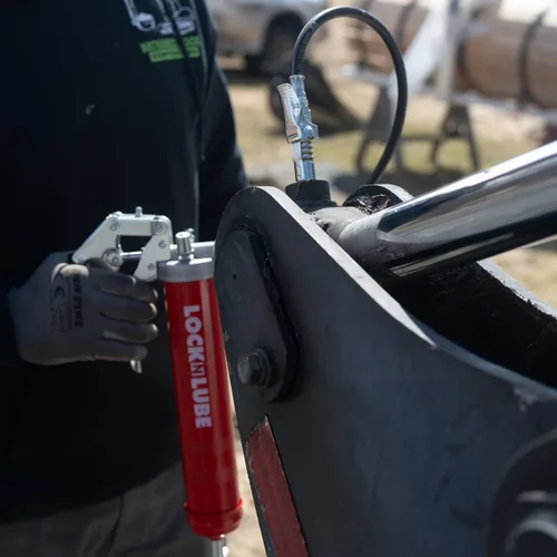 Miniatura 4 de LockNLube Pistola de Grasa de Servicio Pesado con Empuñadura de Pistola (Roja). Incluye nuestro Acoplador de Grasa LockNLube® patentado