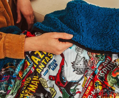 Miniatura 5 de Marvel Spider-Man Manta de Tiro de Forro Polar de Edición Especial del 60º Aniversario con Respaldo de Sherpa Azul Cubierta de Poliéster de Felpa