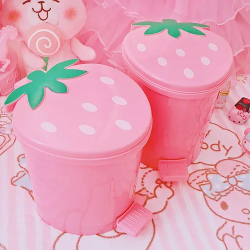 Miniatura 4 de Bote de Basura de Fresa, Bote de Basura de Plástico Lindo de 1 Galón para Escritorio Kawaii Pequeño Bote de Basura de Fresa para Dormitorio con 2