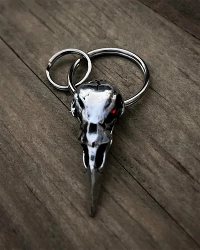 Miniatura 5 de Bravo Bells Llavero Raven Skull – Rhinestone rojo – Llavero de peltre gótico y motero – Fabricado en Estados Unidos con peltre sin plomo