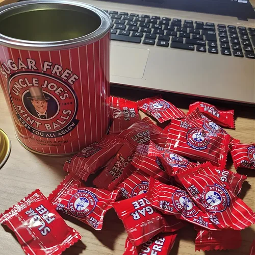 Miniatura 7 de Uncle Joe's Bolas de menta sin azúcar Latas de caramelo duro británico Cocidas a mano en fuego abierto Sin gluten y vegano Envueltas