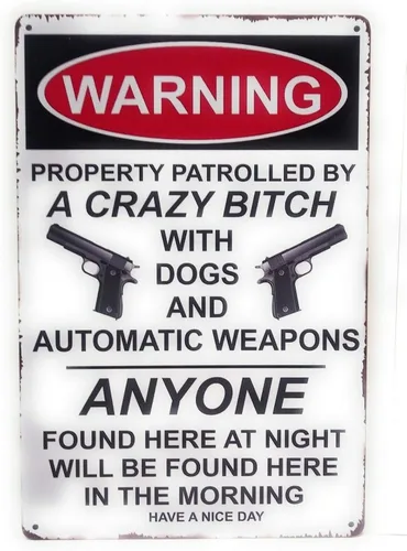 Letrero de metal retro vintage con diseño de pistolas, advertencia de no tresspassing propiedad patrullada por una perra loca con perros, calle
