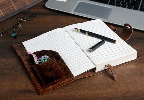 Miniatura 6 de Diario de cuero para hombres y mujeres – Cuaderno de cuero de brújula forrado recargable de alta calidad con bolígrafo, ranura para monedas
