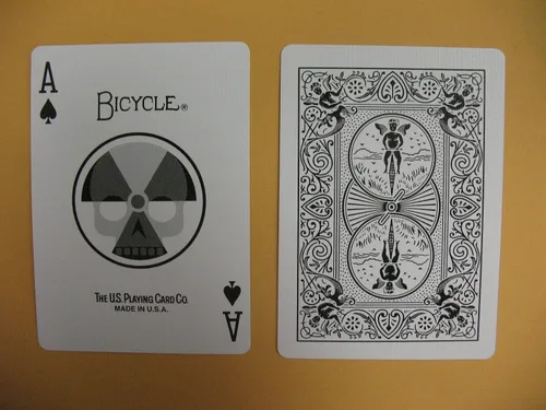 Miniatura 2 de Black Trace - Naipes nucleares con diseño de manzana mala