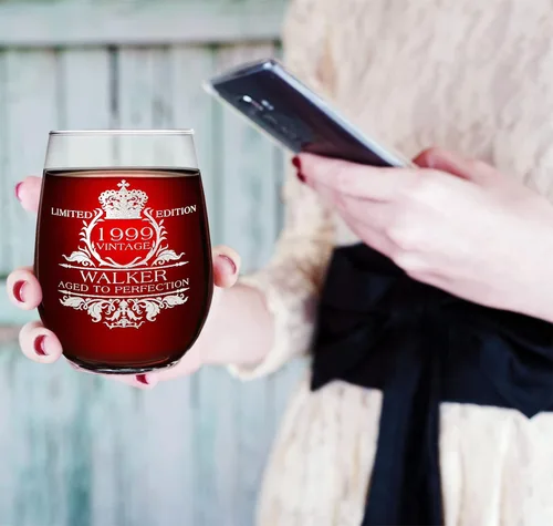 Miniatura 5 de Cuptify Copa de vino personalizada para mujer, regalo de cumpleaños número 26, edición vintage de 1999, 17 onzas, copa de vino sin tallo, regalos