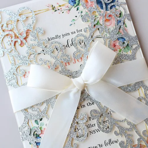 Miniatura 7 de 50 kits de invitación de boda con purpurina plateada de 5.12 x 7.28 pulgadas, cortadas con láser, tarjetas de invitaciones de bolsillo floral hueco
