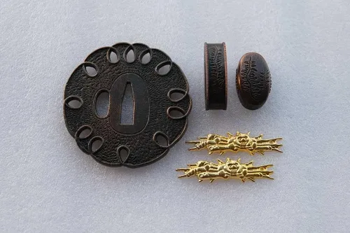 Miniatura 45 de Espada samurái japonesa KOSHIRAE – TSUBA FUCHI KASHIRA MENUKI 68-100