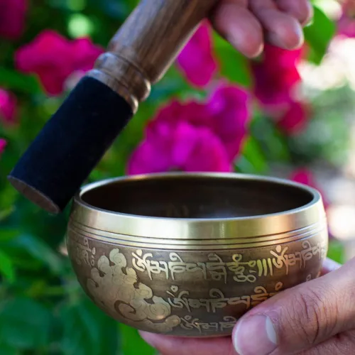 Miniatura 4 de Juego de cuencos tibetanos cantadores – Grado maestro de bronce con tono puro y arte Thangka – Hecho a mano en Nepal por Himalayan Bazaar