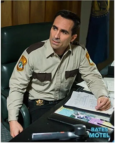 Nestor Carbonell como el sheriff Alex Romero en Bates Motel Sentado Mirando Sexy 8 x 10 Pulgadas Foto