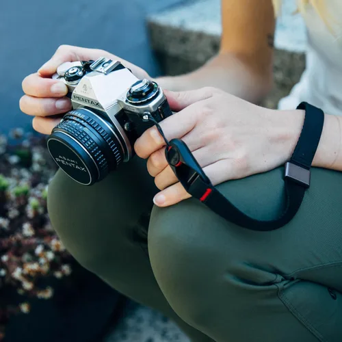 Miniatura 8 de Peak Design Correa de muñeca para cámara, compatible con cámaras DSLR, compactas y apuntar y disparar, perfil bajo, liberación rápida
