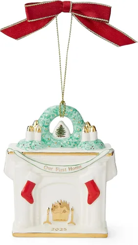 Miniatura 13 de Spode Adorno de chimenea para árbol de Navidad, primer hogar - Repisa festiva con medias, corona verde y acogedora escena de fuego, decoración