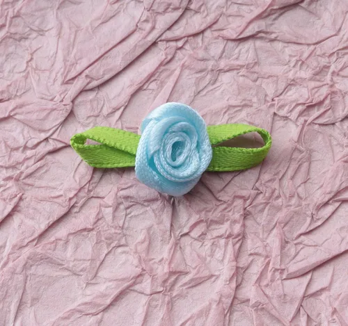 Miniatura 5 de 50 piezas de rosas de satén con hojas verdes, lazos de cinta mini lindos, suministros de flores artificiales de tela, adorno de aplique