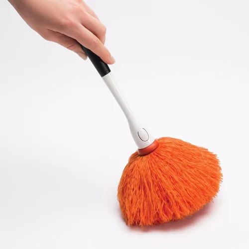 Miniatura 4 de OXO Good Grips Plumero de Microfibra Delicado Traps dust without chemicals, gentle on delicate surfaces, with a comfortable non-slip handle and