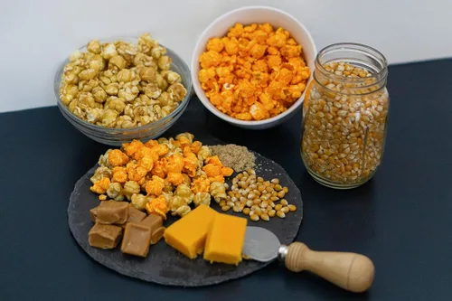 Miniatura 4 de The Classics - Lata de palomitas de maíz gourmet de 2 galones: disfruta de queso, caramelo y Kettle Korn Hecho a mano por encargo Perfecto