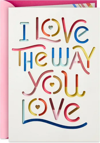 Hallmark Tarjeta romántica para el día de la madre para esposa, novia o pareja (I Love the Way You Love) con letras arcoíris en blanco